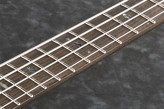 Medium frets with Premium fret edge treatment (bass)